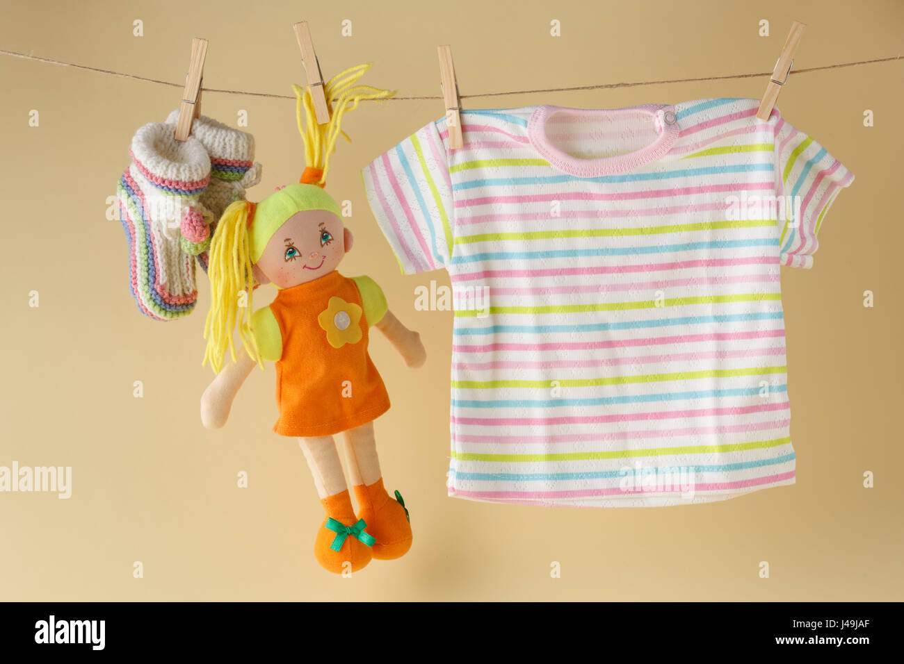 Tendedero con muñecas de juguete y ropa de Fotografía stock - Alamy