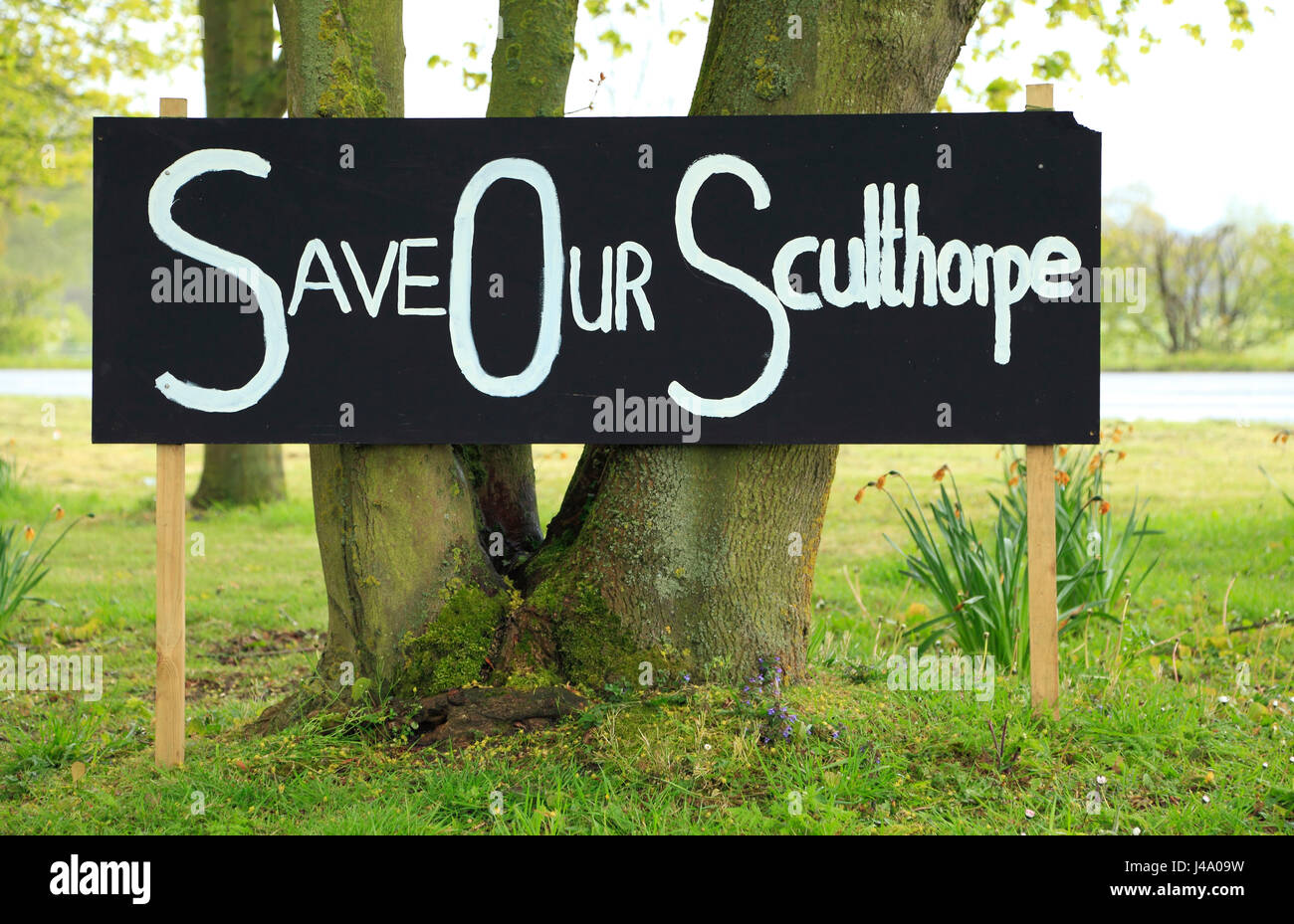 Signo de protesta contra los planes de desarrollo de vivienda, Sculthorpe village, Norfolk, Inglaterra 'save nuestro Sculthorpe' Foto de stock