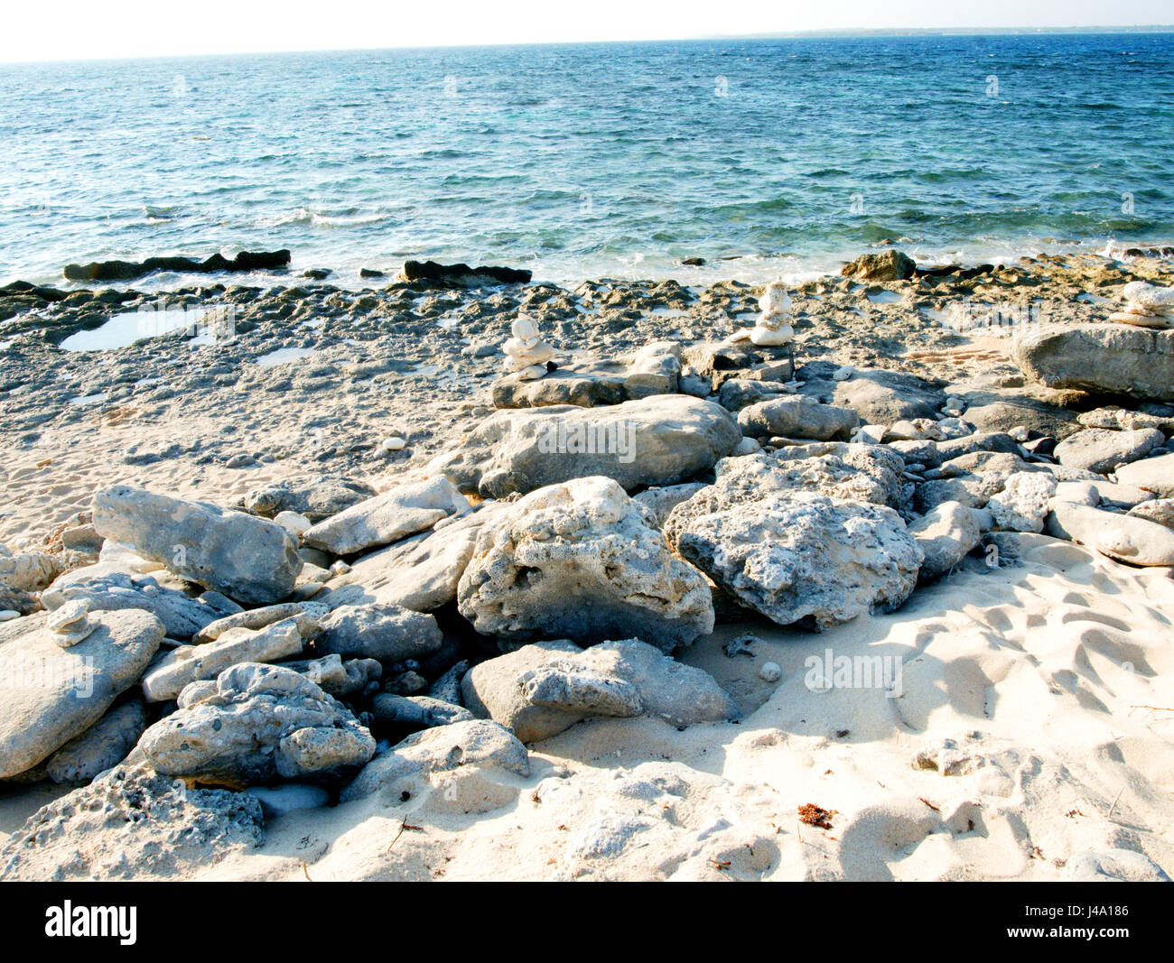 Una bella imagen de grandes rocas en la orilla Foto de stock