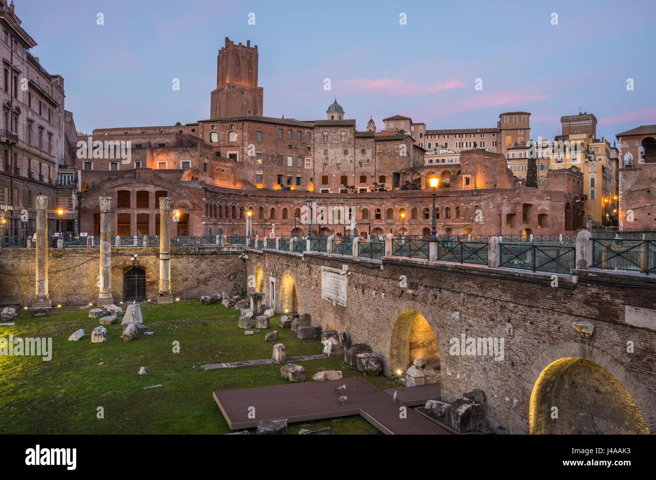 Mercado de Trajano en Roma a la hora azul de la noche. Roma, Italia