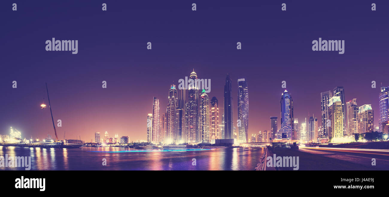 Fisheye lente fotografía panorámica de Dubai waterfront skyline en la noche, la tonalidad de color aplicado, Emiratos Árabes Unidos. Foto de stock