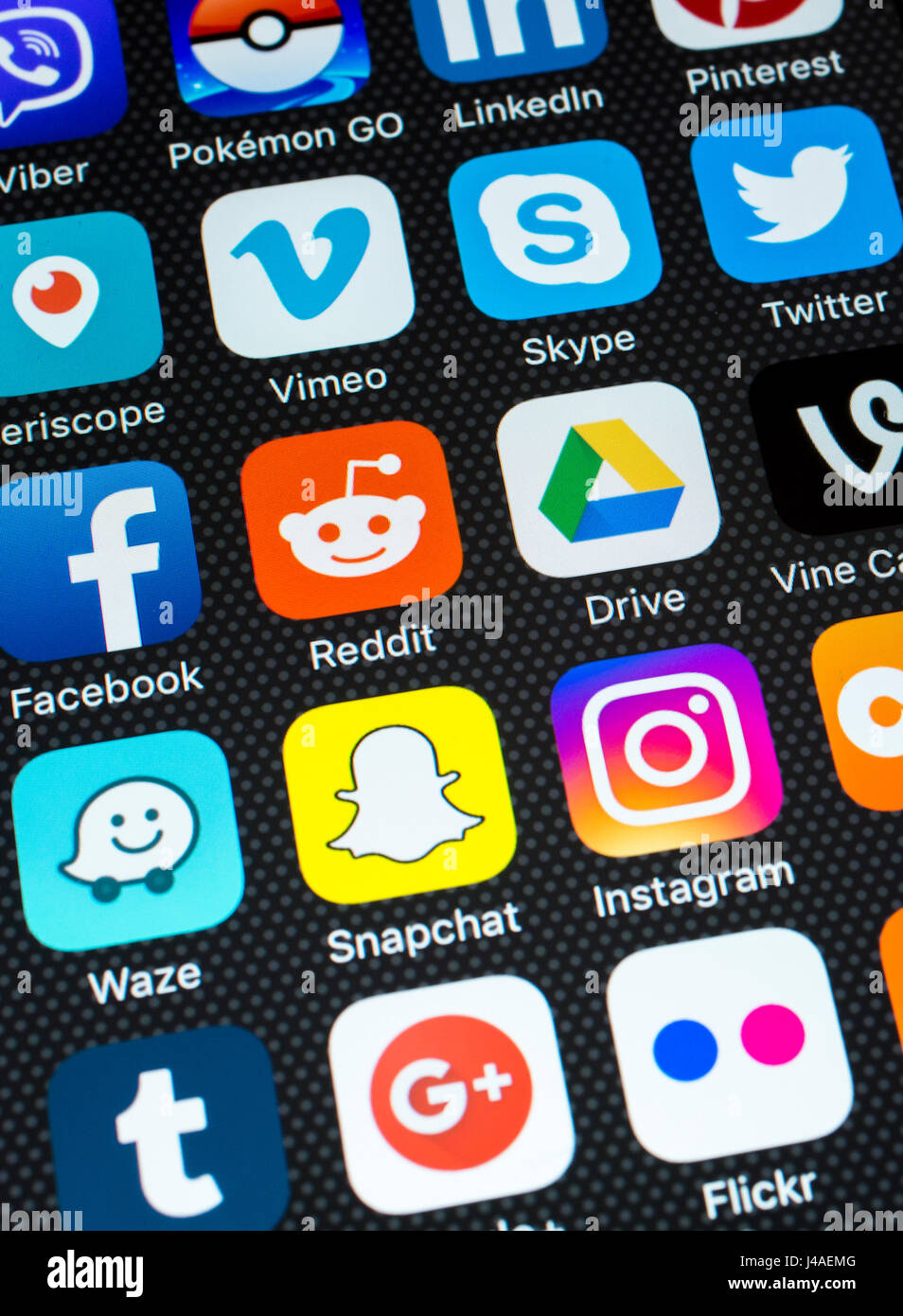Iconos de medios sociales en la pantalla del iphone Foto de stock