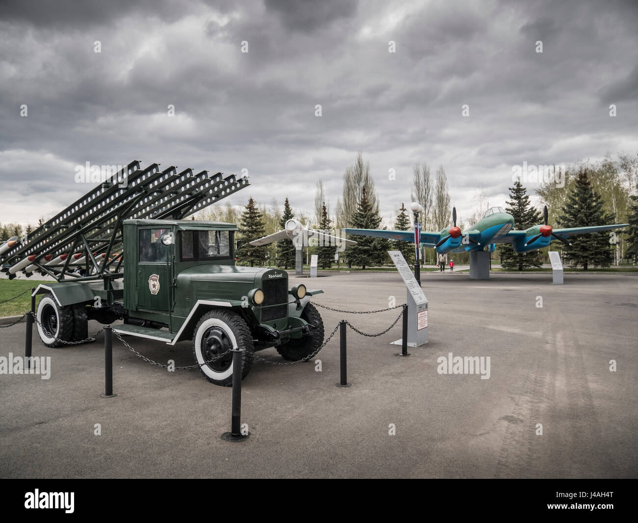Lanzador de cohetes Katyusha BM8 montado sobre un camión y avión PE2 Foto de stock