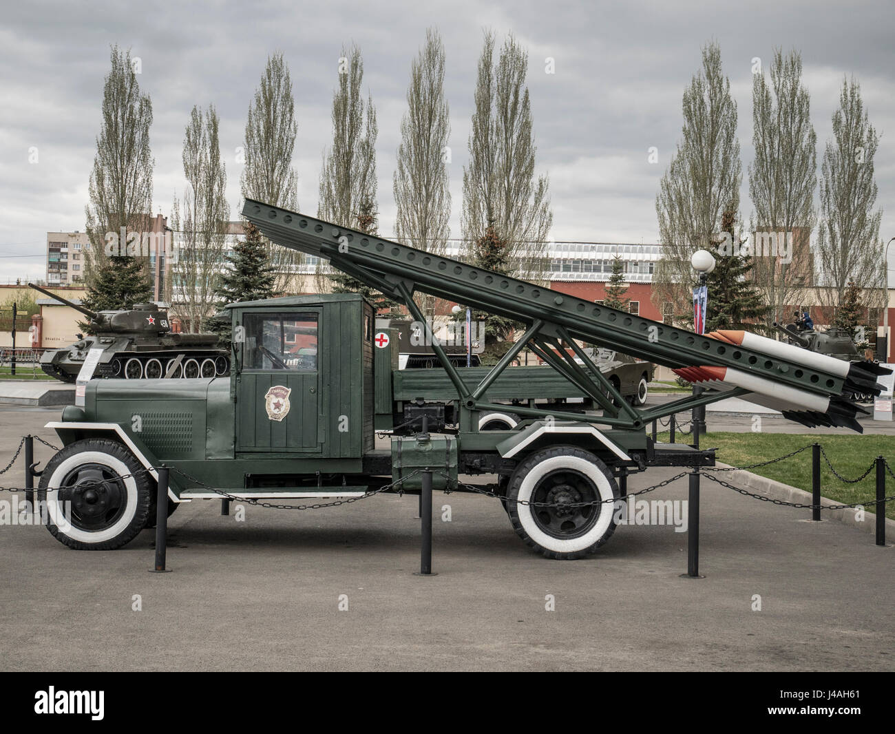 Lanzador de cohetes Katyusha BM8 montado sobre un camión Foto de stock