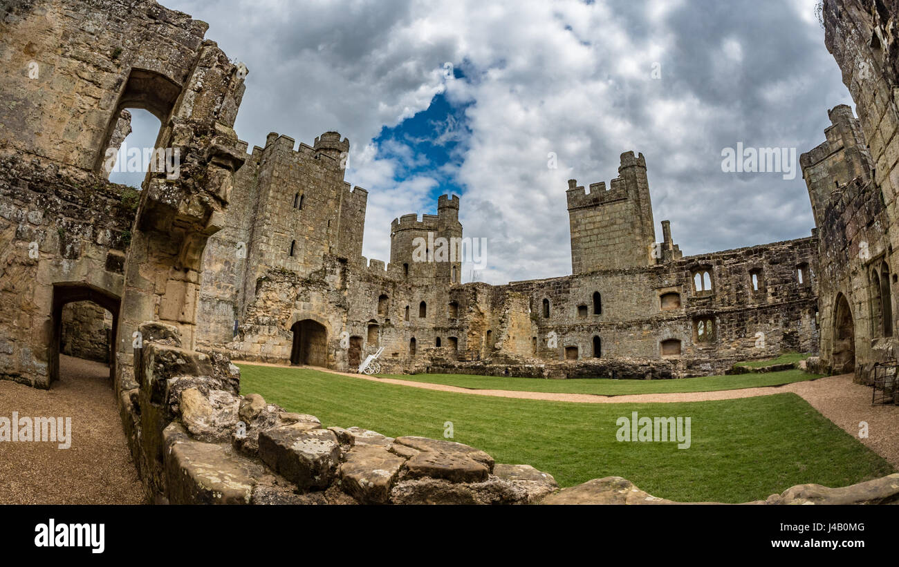 Fish Eye vista de las ruinas de un castillo medieval en el sur de Inglaterra Foto de stock