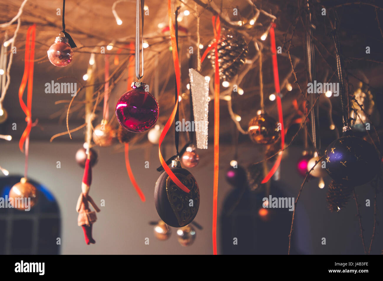 Decoración de Navidad colgando de un techo en un granero rural con bolas de  navidad y cintas Fotografía de stock - Alamy