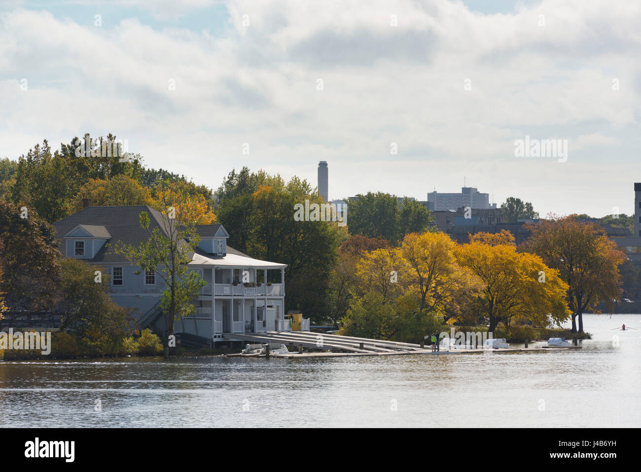 El Riverside Boat Club en el río Charles, en Cambridge, MA Foto de stock