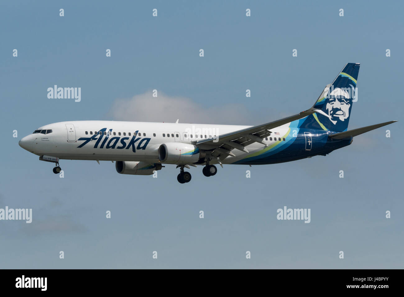Alaska Airlines avión avión Boeing 737 airborne acercamiento final de aterrizaje del Aeropuerto Internacional de Vancouver Foto de stock