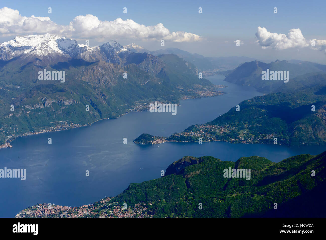 Toma aérea de un pequeño avión, del lago de Como con la península en Bellagio, filmado en un brillante día de primavera en Lombardía, Italia Foto de stock