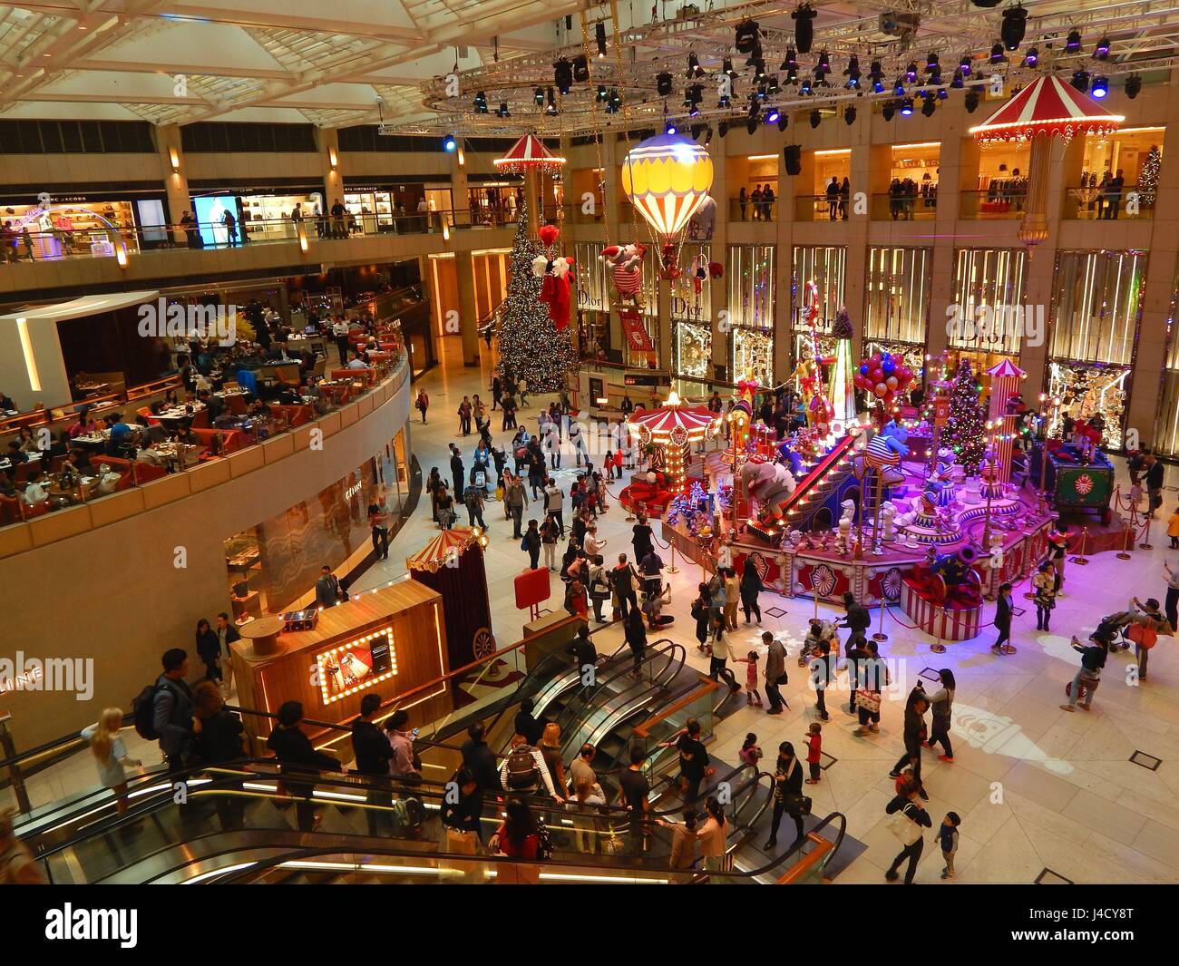 Cafe Landmark y el atrio del Landmark Mall en Central - Hong Kong Island -  es comúnmente conocida como el hogar de numerosas y prestigiosas marcas  internacionales como un lugar de encuentro