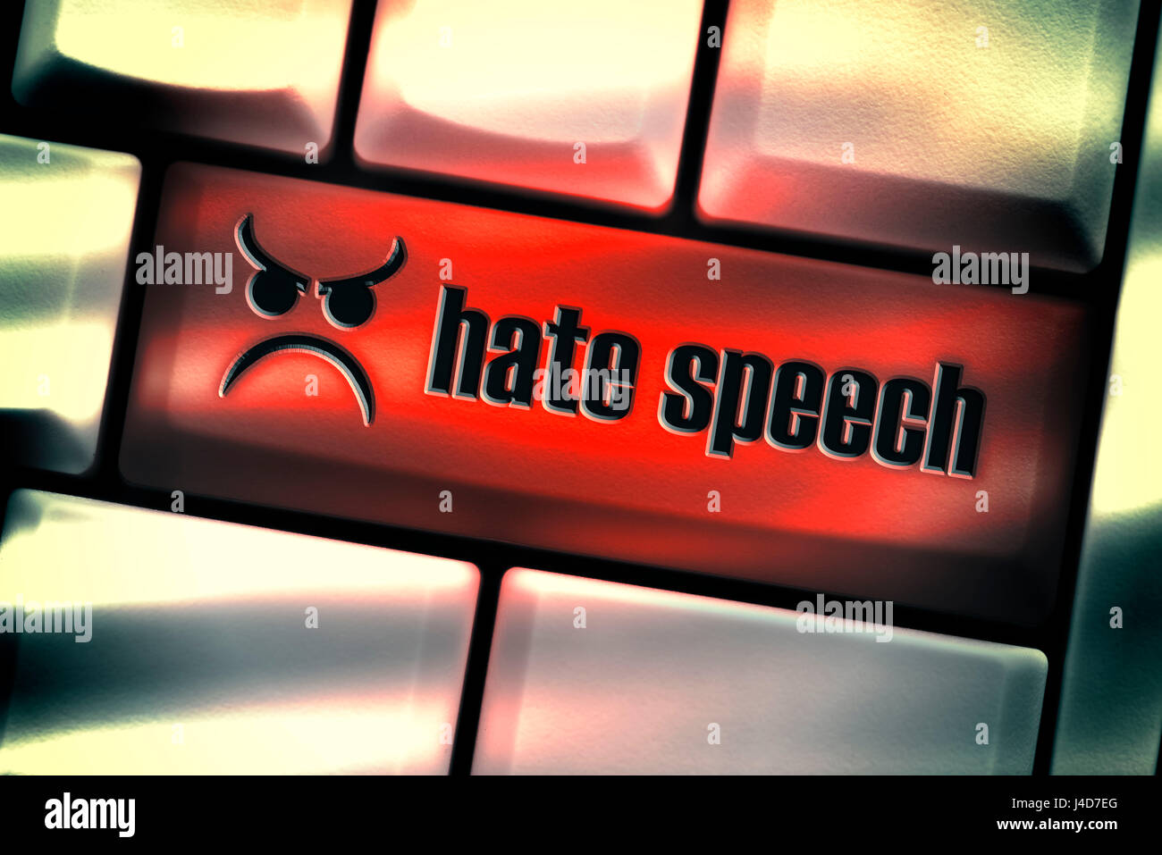 Equipo clave con la etiqueta del discurso del odio, el odio hablando sobre redes sociales, mit der Aufschrift Computertaste el discurso de odio, en sozialen Netzwe Hassreden Foto de stock