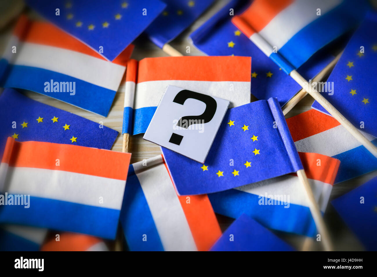 Las banderas de los Países Bajos y la Unión Europea, las elecciones parlamentarias en los Países Bajos, von den Niederlanden Fahnen und der UE, Parlamentswahl in den Niederla Foto de stock