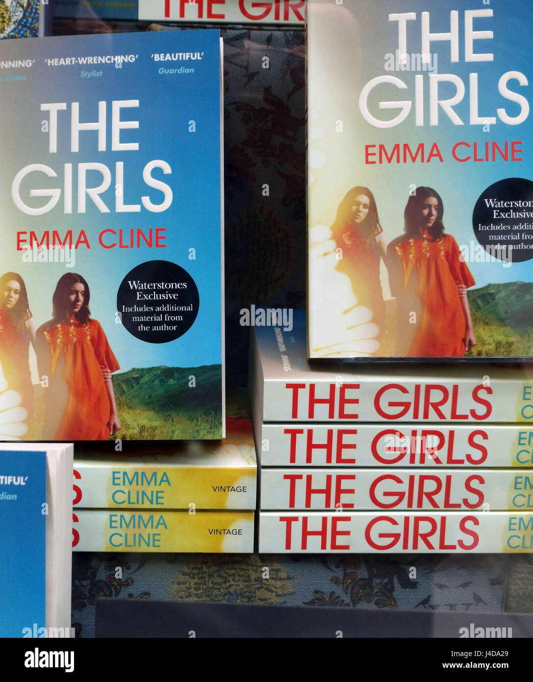 Las chicas novela superventas por Emma Cline en librería londinense de la  ventana Fotografía de stock - Alamy