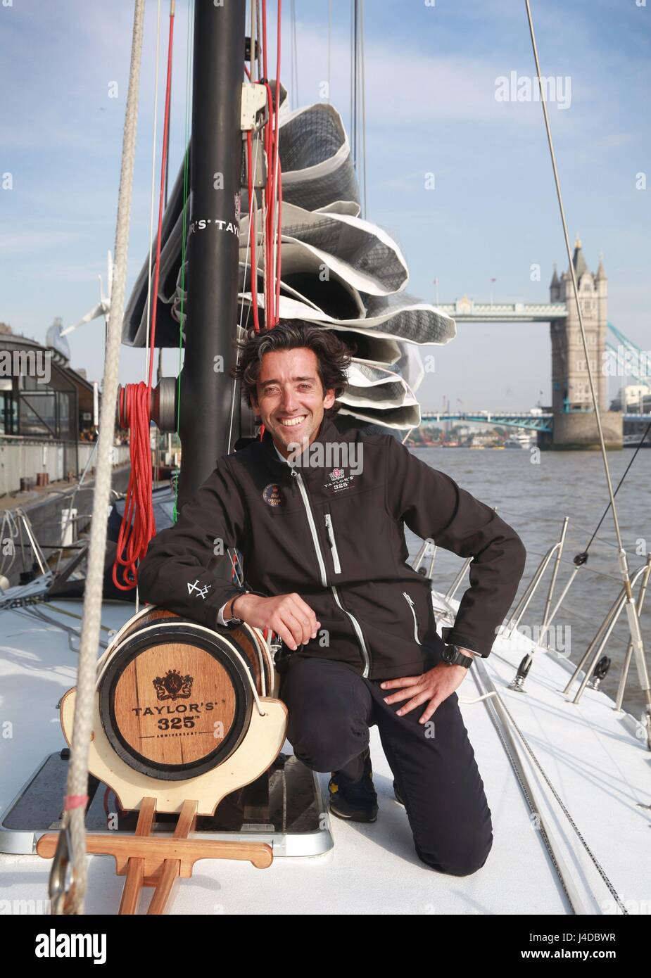 Solo marinero, Ricardo Diniz navega el yate Taylor325 a través del Tower Bridge, que ha sido levantado especialmente, ya que recrea el primer envío del Puerto de Taylor a Londres en celebración del 325th aniversario de las marcas. Foto de stock