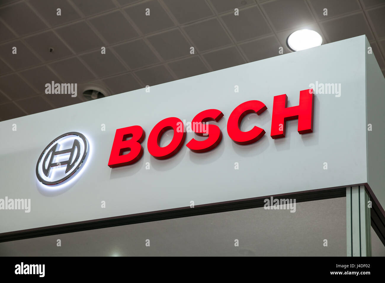 Logotipo de empresa de Bosch en la pared. La multinacional alemana Bosch es una empresa de electrónica e ingeniería Foto de stock