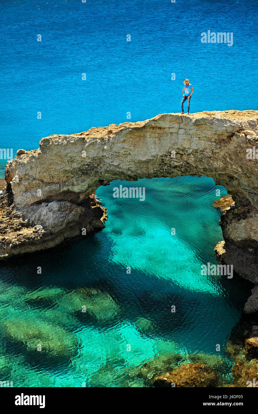 Arco rocosa natural (conocido como el "Puente del Amor" a Cavo Greco, muy cerca de Agia Napa, distrito de Ammochostos (Famagusta) Chipre Foto de stock