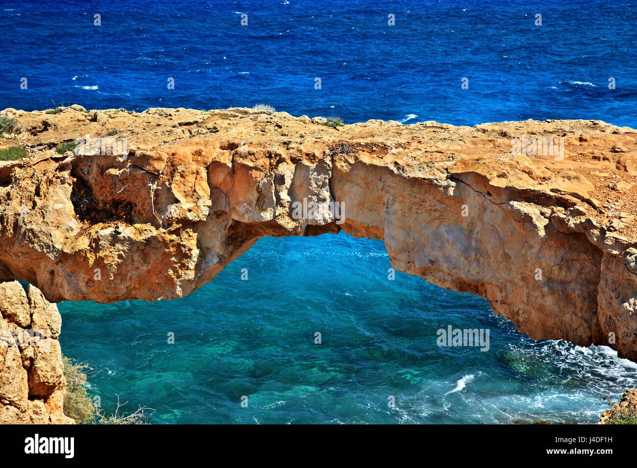 "Kamara tou Koraka' (significa "Crow's arch") un arco rocosa natural a Cavo Greco, cerca de Ayia Napa, distrito de Ammochostos (Famagusta, Chipre. Foto de stock