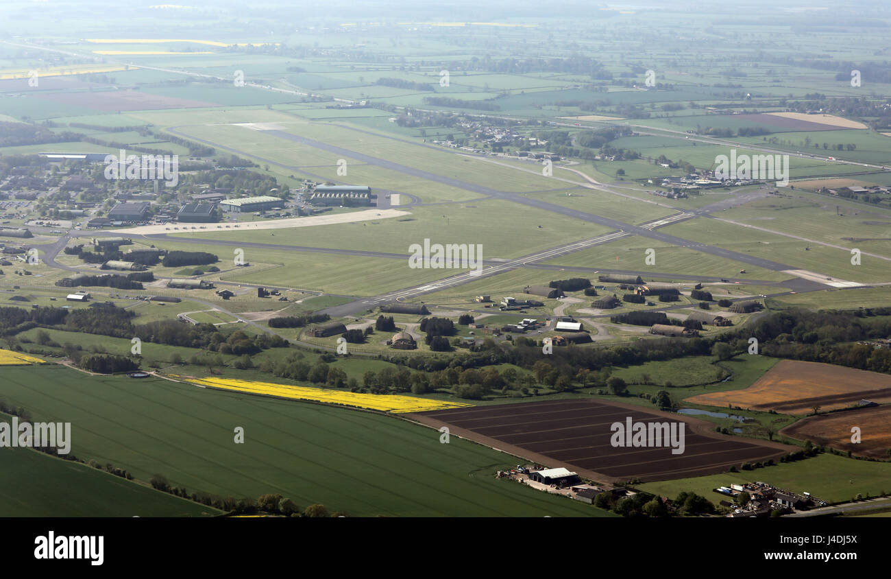 Vista aérea de un Tornado jet fighter en la pista de despegue en la RAF Leeming, North Yorkshire, Reino Unido Foto de stock