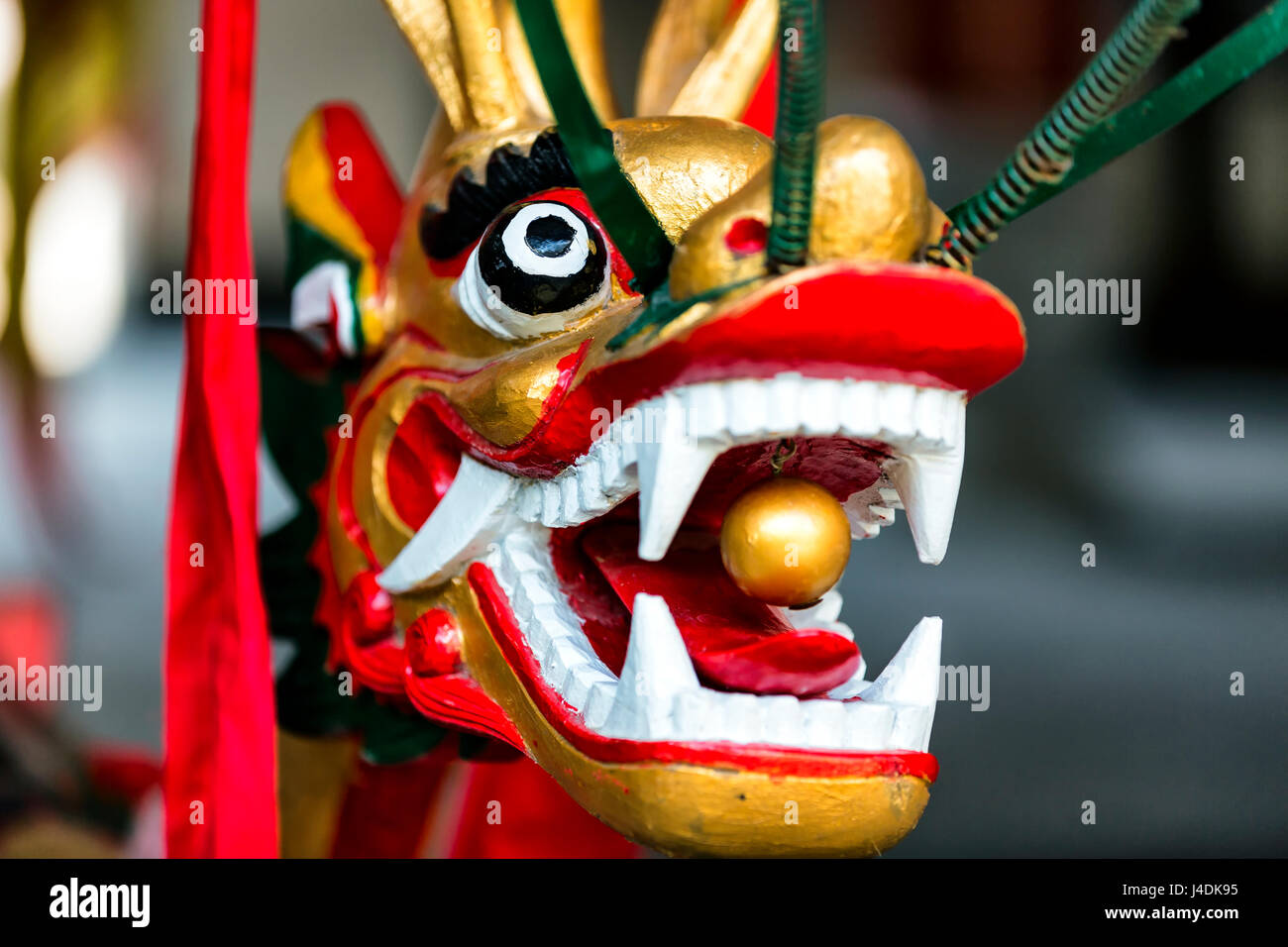 Golden Dragon con contornos rojos Foto de stock