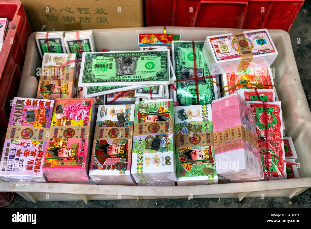 Montones de dinero falso para la venta en un mercado local durante la celebración del Día de los muertos. Foto de stock