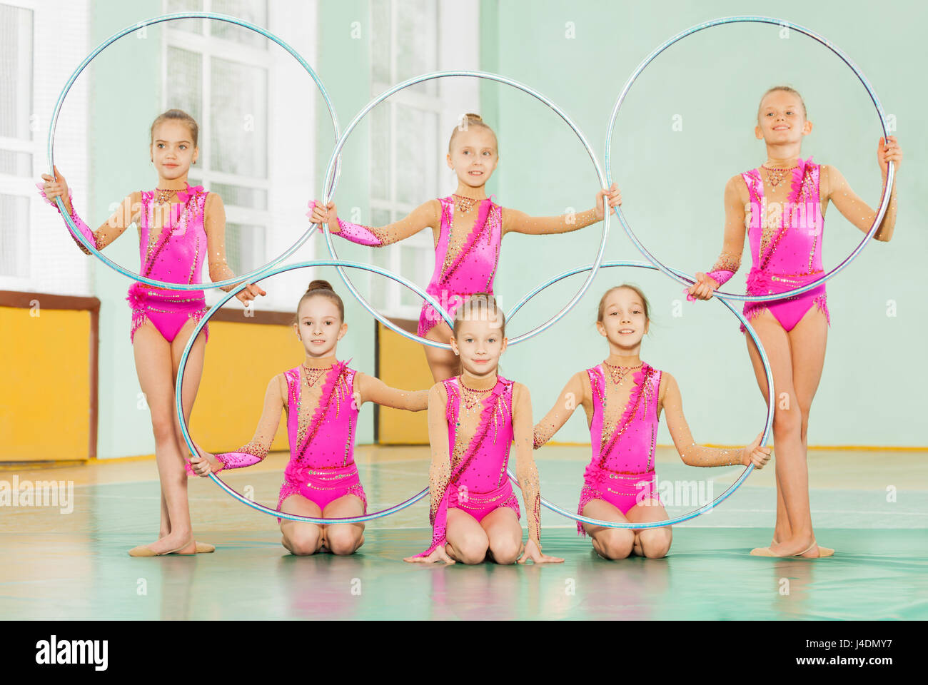 El gimnasta niñas con aros posando en el gimnasio Fotografía de