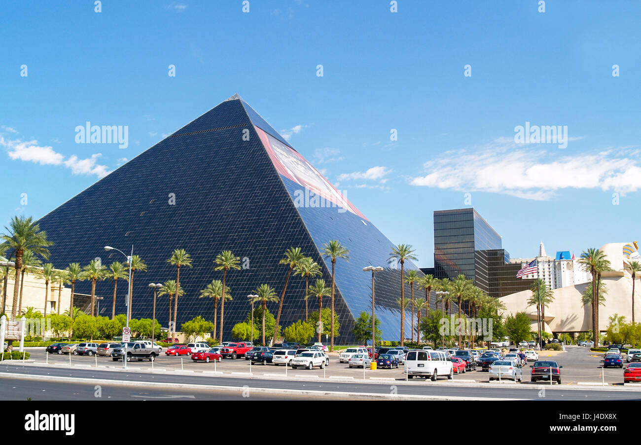 Gran pirámide negra estilo arquitectónico forma del famoso Casino-Hotel Luxor desde el Strip con aparcamiento y paisaje palmeras Foto de stock