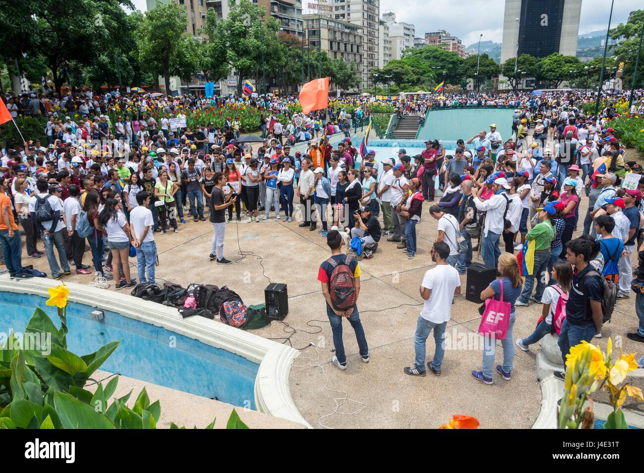 Bajo el lema 'nuestro escudo es la Constitución", o también llamado el 'Marco de los Escudos', los manifestantes comenzaron a concentrarse en diferentes partes de la ciudad para llegar a un Tribunal Supremo de Justicia (TSJ). Caracas, mayo,10,2017 Foto de stock