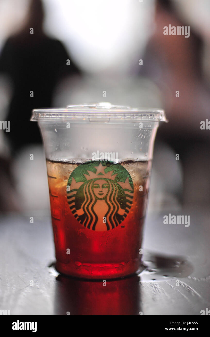 Un vaso de plástico de Starbucks iced tea, cubiertos y goteo con gotas de condensación. Un elemento esencial para los fotoperiodistas trabajan fuera de un café como Noticias Archivo de imágenes. Foto tomada en un Siced teatarbucks café ubicado en Victoria, Londres, Reino Unido. Foto de stock