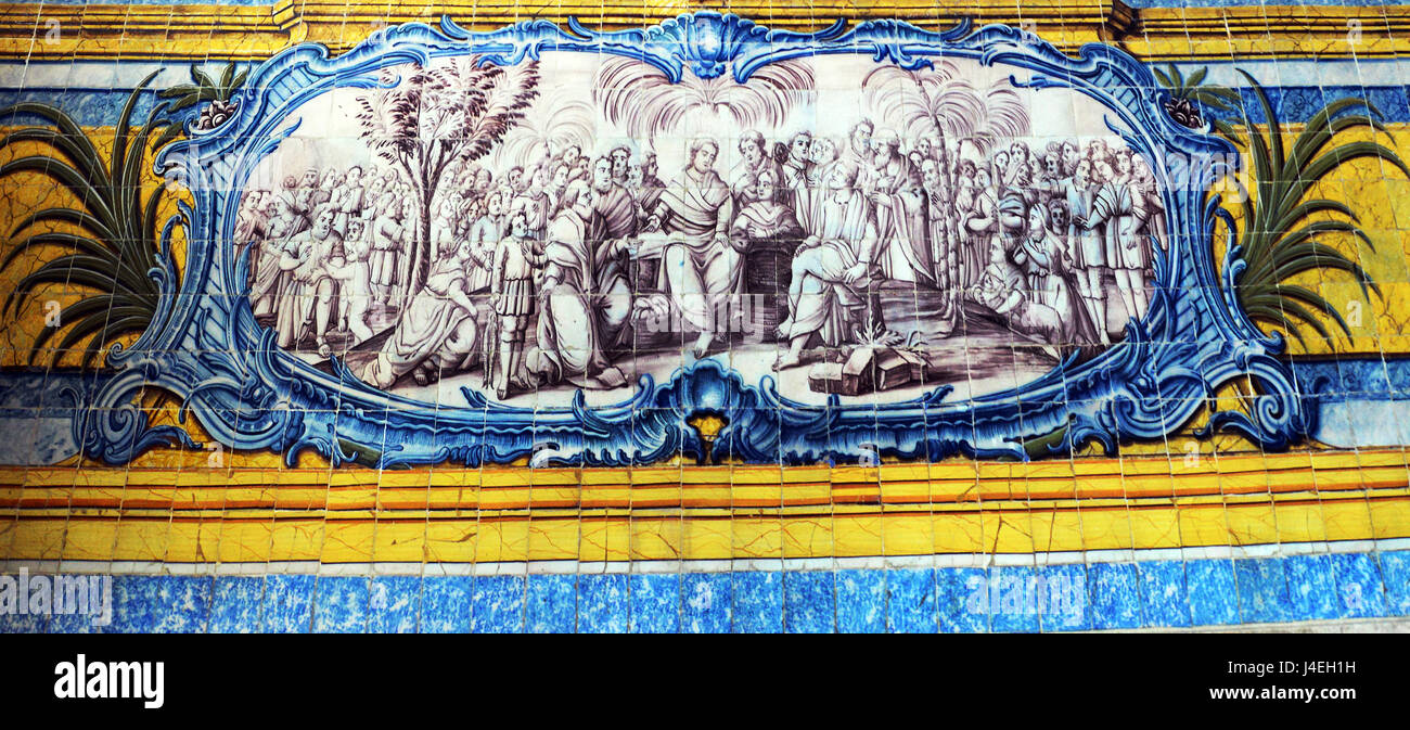 Azulejos de cerámica portuguesa cuadros que adornan los interiores del monasterio de Los Jerónimos en Belém, Lisboa. Foto de stock