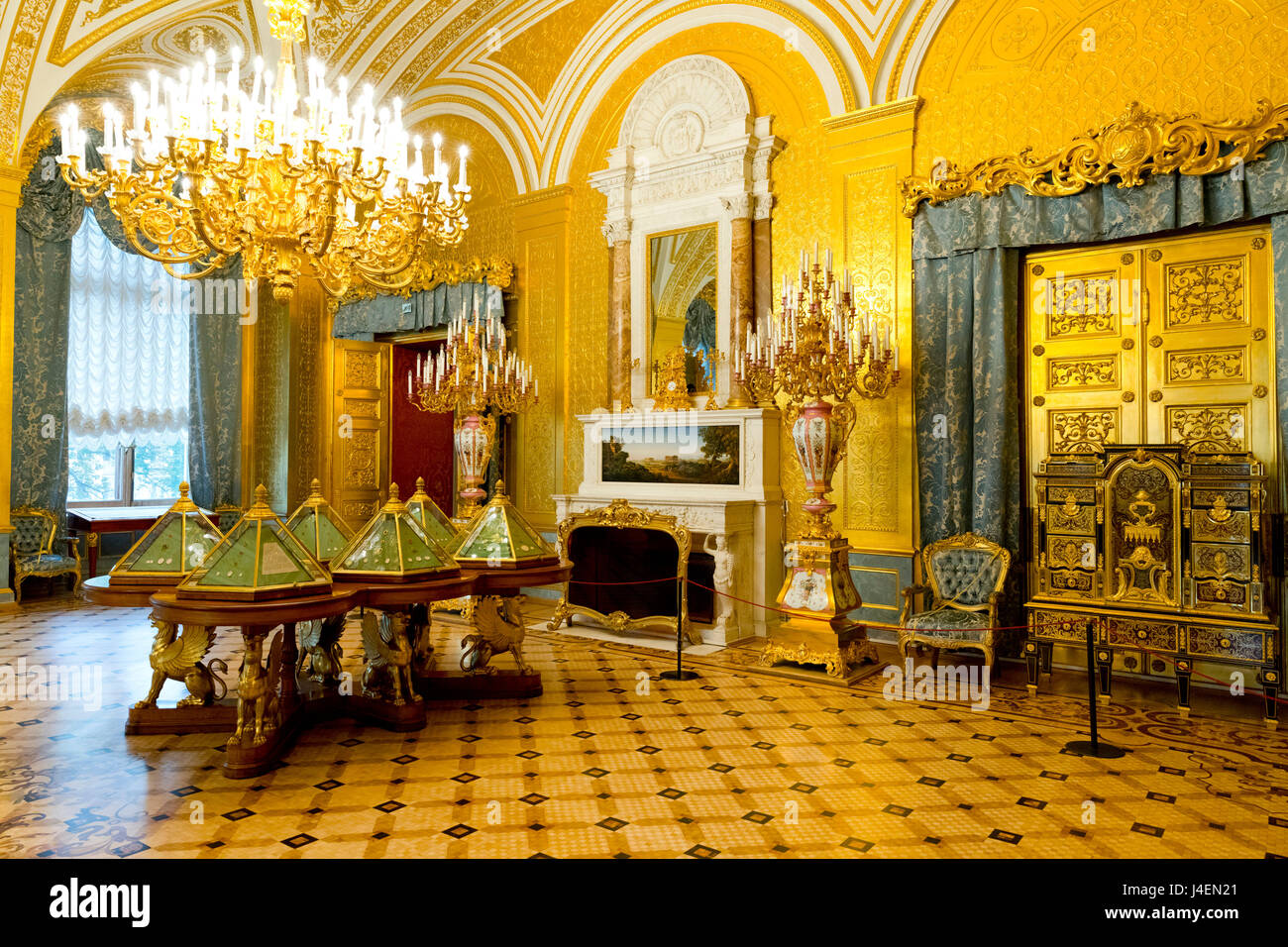 El Salón Dorado en el interior del Palacio de Invierno, el Museo Estatal del Hermitage, Sitio del Patrimonio Mundial de la UNESCO, en San Petersburgo, Rusia Foto de stock