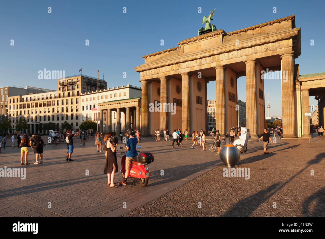 La Puerta de Brandenburgo (Brandenburger Tor) al atardecer, Platz des 18 de marz, la Torre de Televisión, Berlín Mitte, Berlin, Alemania, Europa Foto de stock