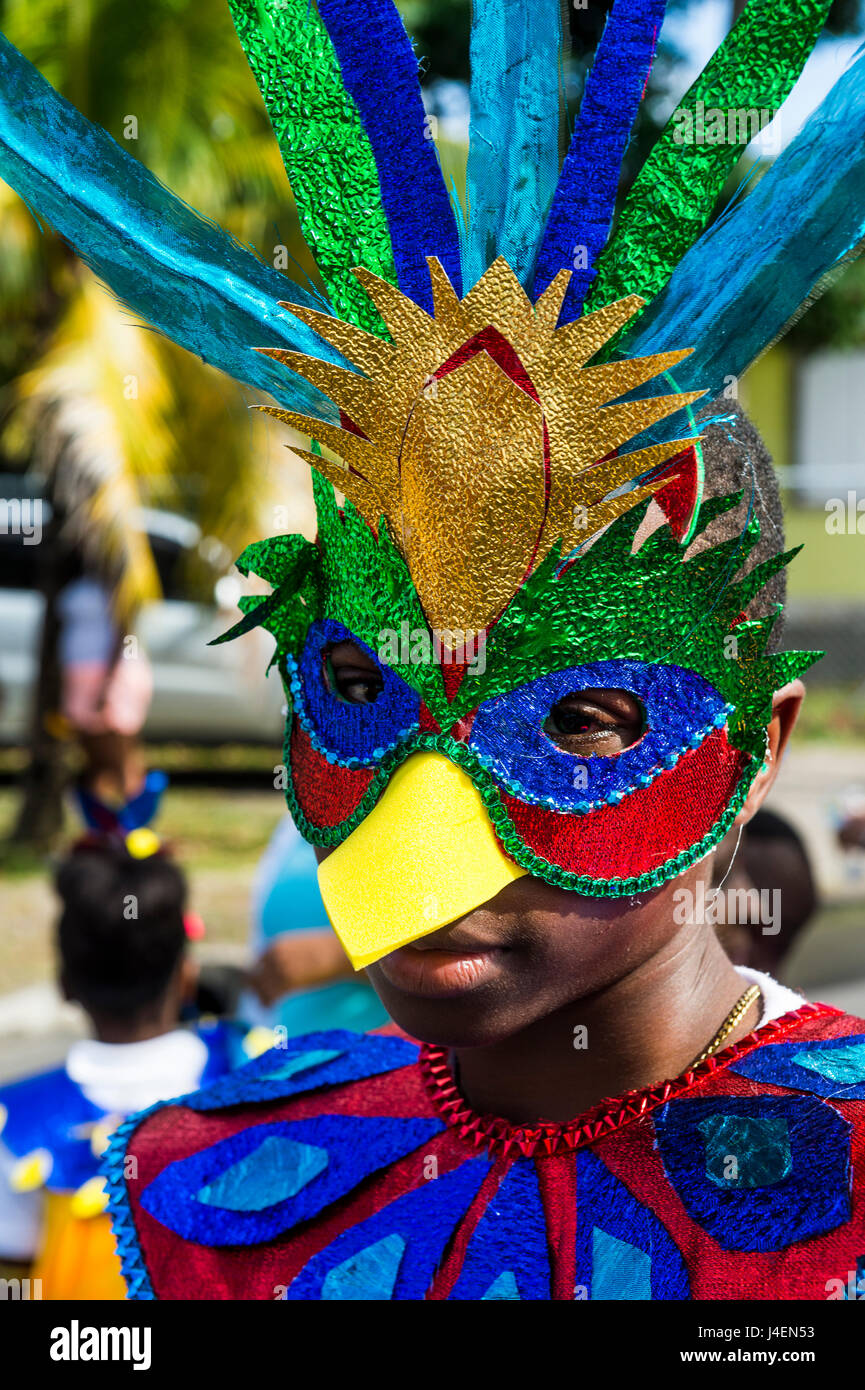 Chico en un disfraz de carnaval en el carnaval de Montserrat, Territorio Británico de Ultramar, de las Antillas, el Caribe, América Central Foto de stock