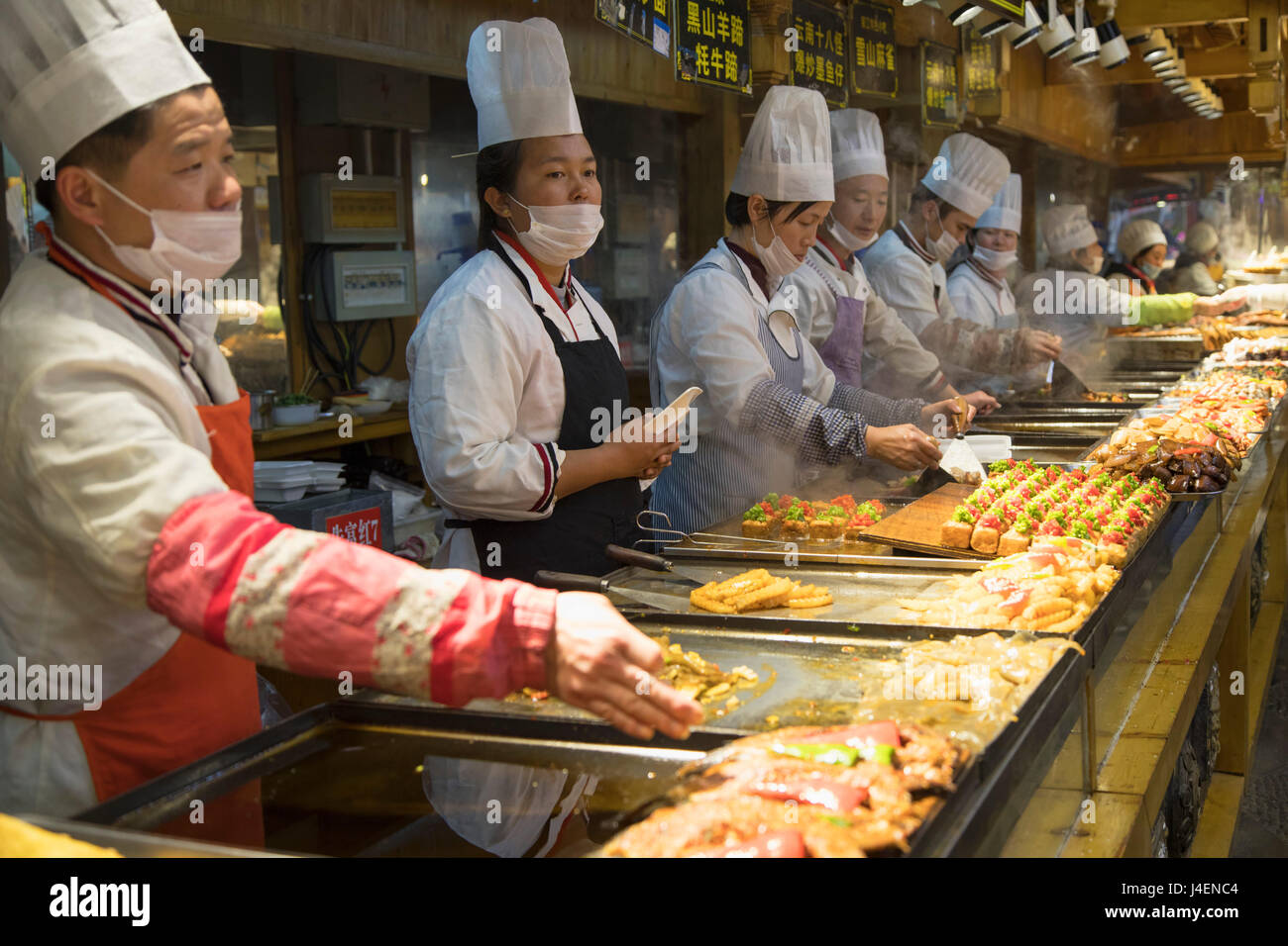 Los chefs en el centro de comida, Lijiang, Sitio del Patrimonio Mundial de la UNESCO, Yunnan, China, Asia Foto de stock
