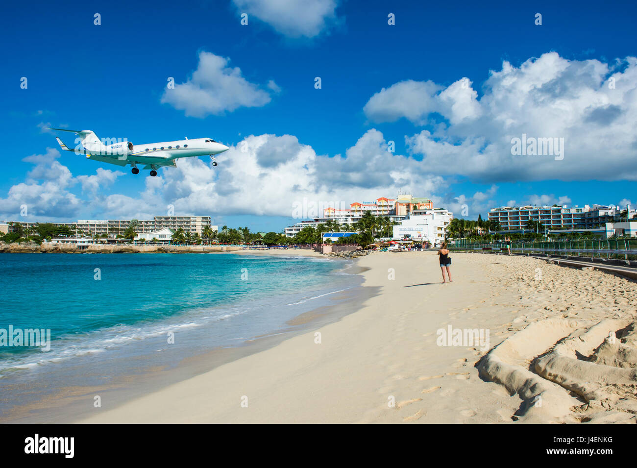 Volar en avión el aeropuerto internacional Princesa Juliana de Maho Bay, Sint Maarten, Antillas, Caribe, América Central Foto de stock
