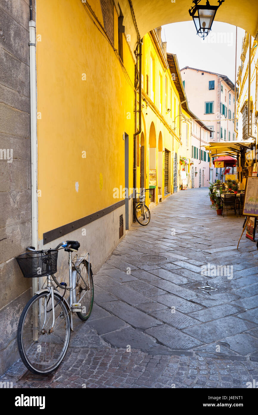 Bicicleta estacionada en la Via degli Angeli, Lucca, Toscana, Italia, Europa Foto de stock