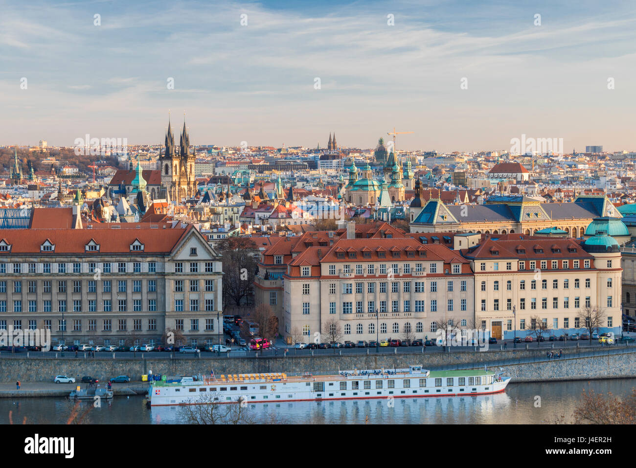 Vista de los edificios históricos del casco antiguo de la ciudad desde el río Moldava, Praga, República Checa, Europa Foto de stock