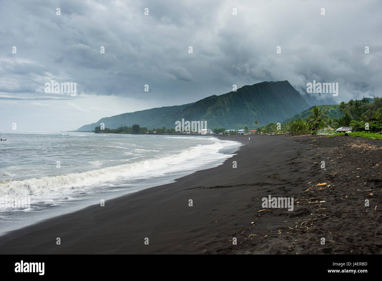 La playa de arena negra volcánica, Tahití Taharuu, Islas Sociedad, Polinesia Francesa, el Pacífico Foto de stock