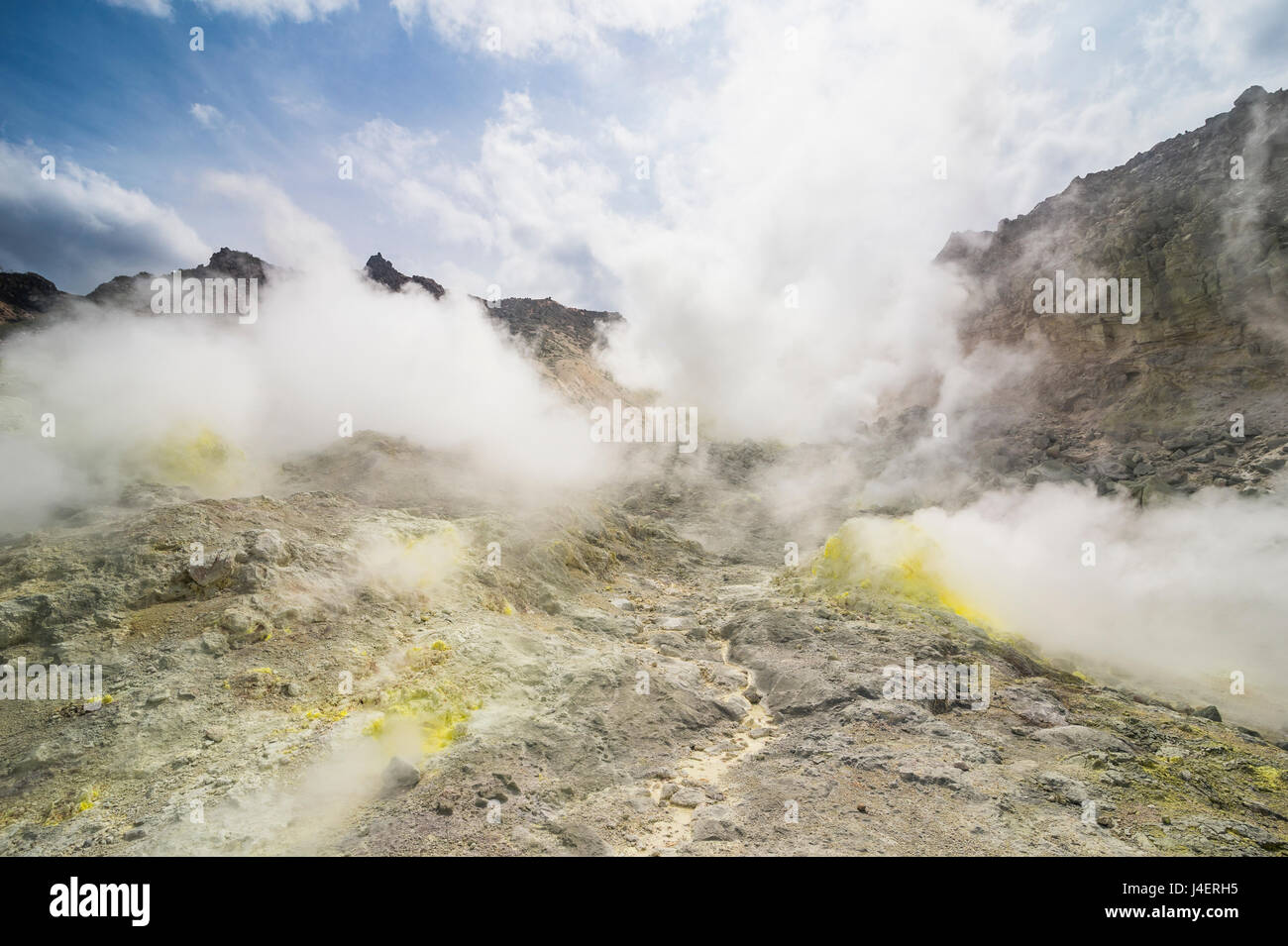 Piezas Iozan azufre (Sulphur Mountain) volcán activo, Parque Nacional Akan, en Hokkaido, Japón, Asia Foto de stock