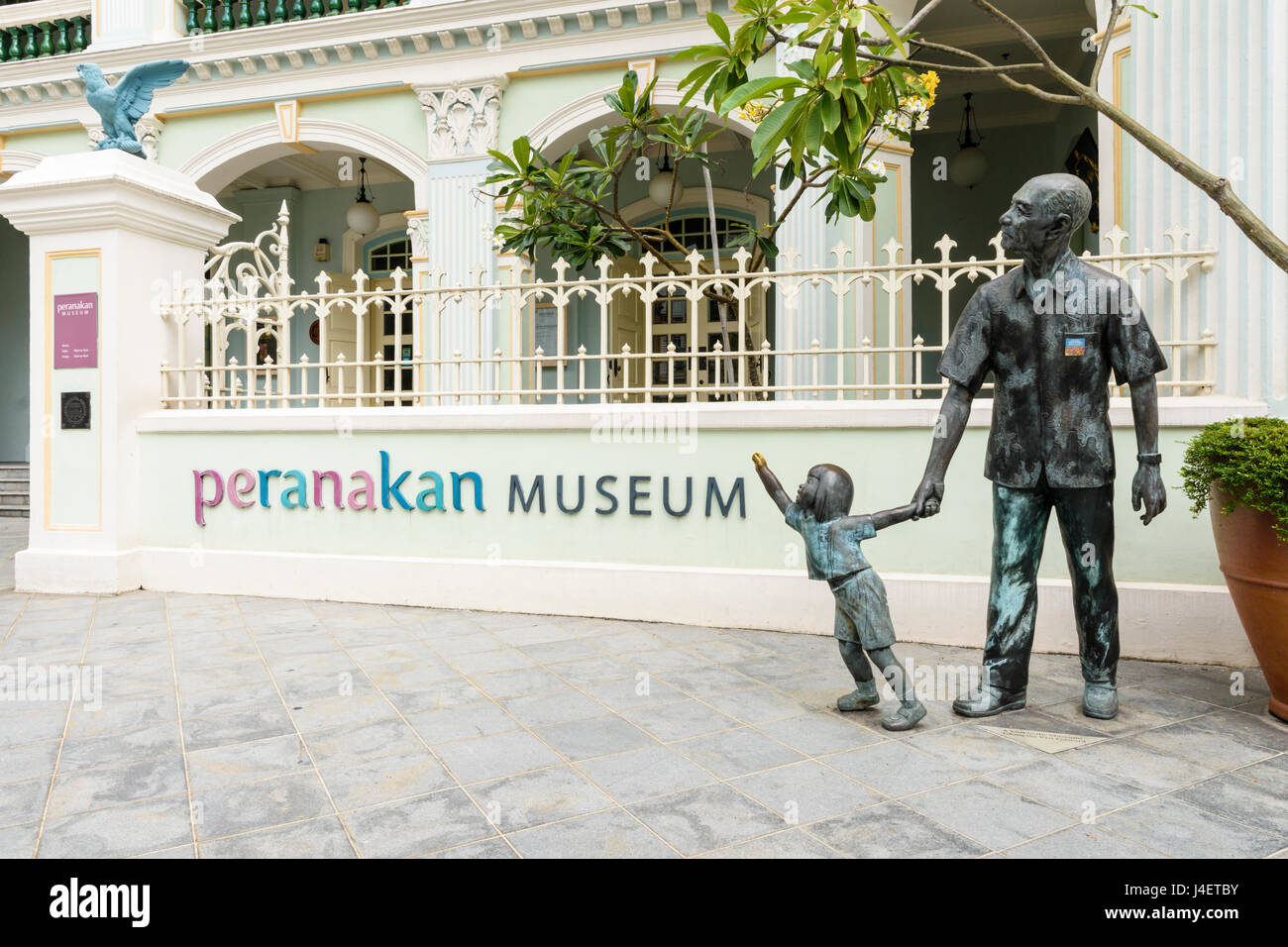 Museo Peranakan estrecho de Singapur celebra la cultura china en el sudeste de Asia, ubicado en el antiguo edificio de la Escuela Tao Nan Foto de stock