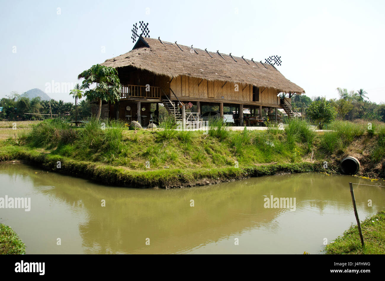 Casa museo étnico tai Dam para los tailandeses y extranjeros visitan viajero y la cultura del aprendizaje tai dam pueblo étnico en Chiang Khan el 22 de febrero, 201 Foto de stock