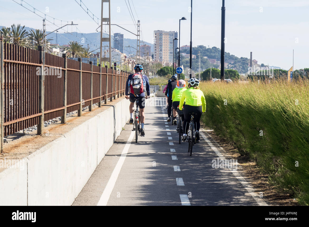 Recorrer los ciclistas en bicicleta por la N-11 North hacia Barcelona de  Badalona, España Fotografía de stock - Alamy