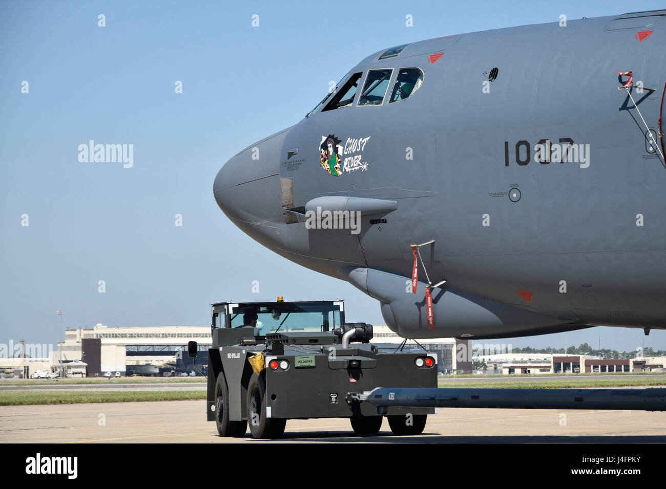 B-52H 61-0007, 'Ghost Rider', goza de sol por primera vez después de haber  sido trasladado desde el hangar de pintura para completar una revisión de  19 meses y la actualización por el