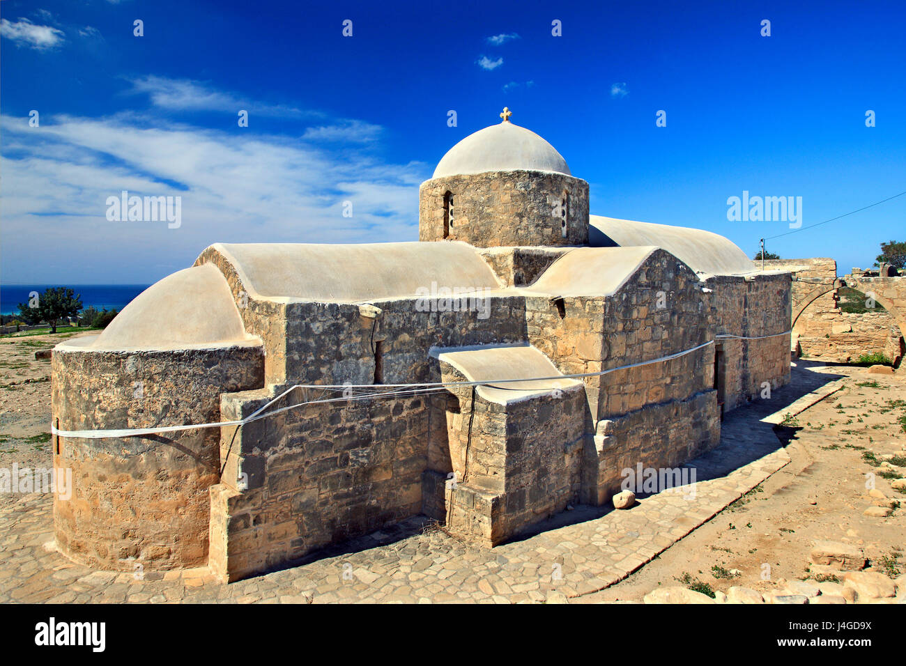 La iglesia bizantina de Panagia katholiki junto al sitio arqueológico de palaipaphos, en kouklia Village, distrito de Paphos, la isla de Chipre. Foto de stock