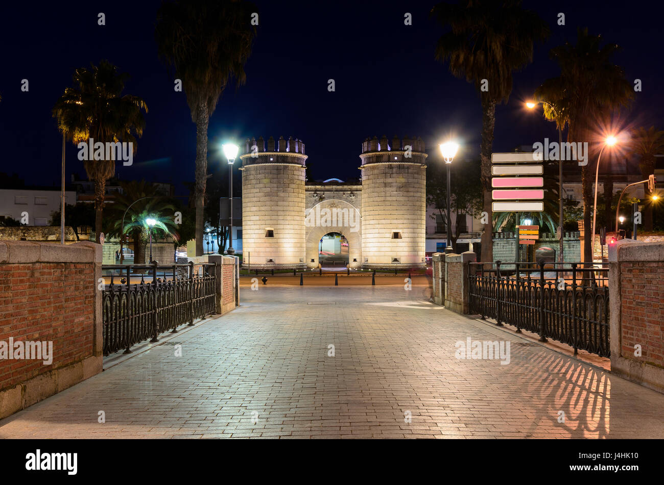 Puerta Palmas visto desde el puente de palmas en la noche Foto de stock
