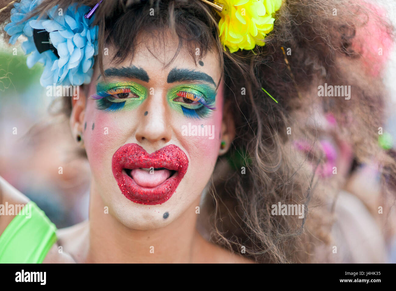 RIO DE JANEIRO - Febrero 25, 2017: Un joven brasileño celebra el carnaval  con colores brillantes de maquillaje y una peluca despeinada en una fiesta  en la calle en Ipanema Fotografía de stock - Alamy