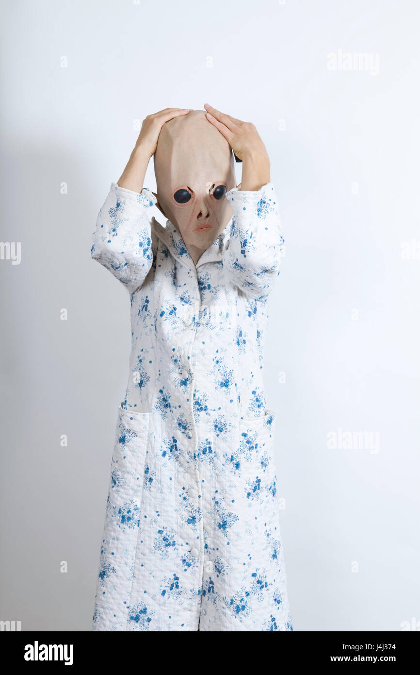 Alien difícil despertar en la mañana disfraz ropa y parodia conceptual  Fotografía de stock - Alamy