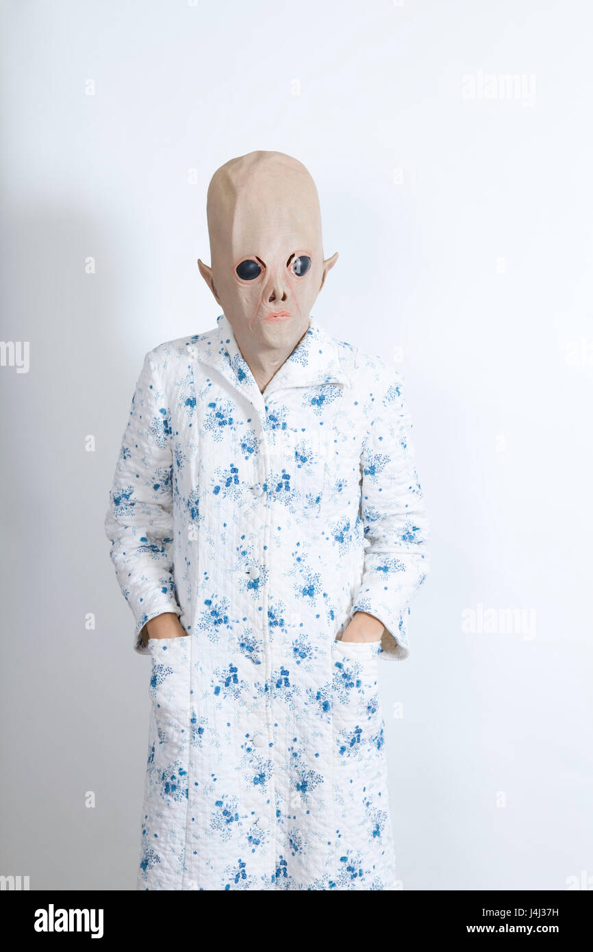 Alien difícil despertar en la mañana disfraz ropa y parodia conceptual  Fotografía de stock - Alamy
