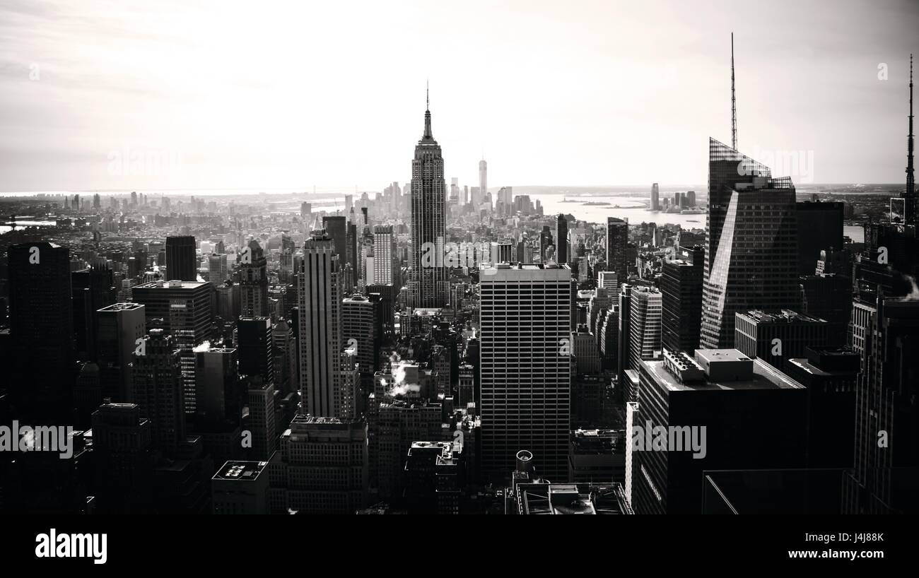 Blanco y negro con vistas a la ciudad de New York City en la parte superior del edificio Rockefeller Foto de stock