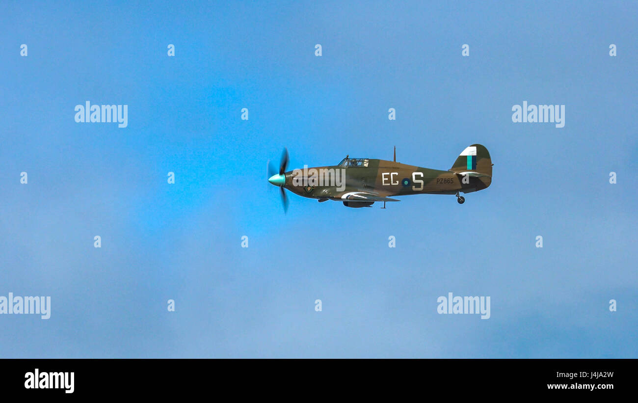 Un flypast por un huracán en el Battle de Britain Memorial Flight en el 2016 Rhyl Air Show Foto de stock