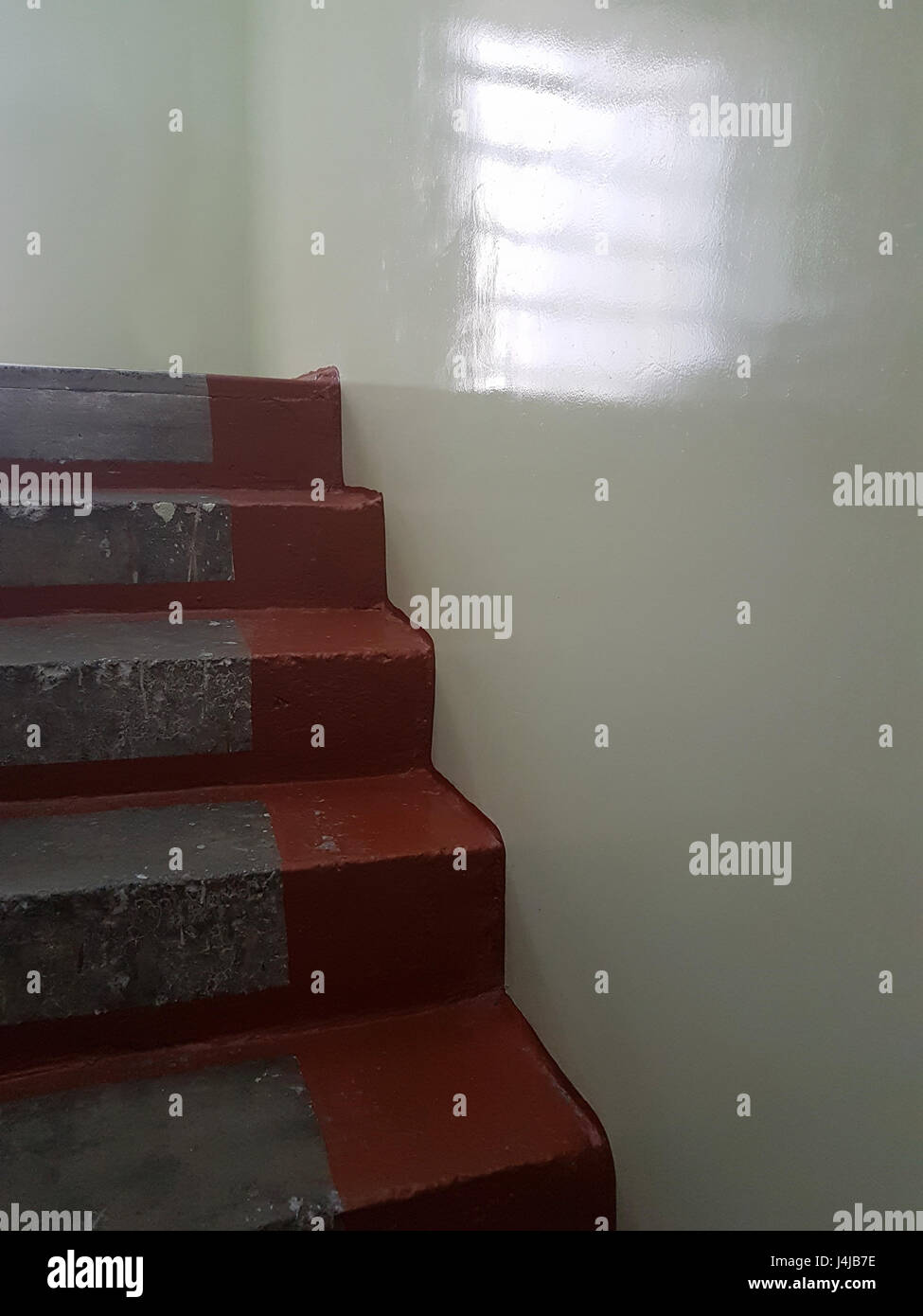 Vintage Escaleras De Cemento A Los Lados Pintados En Color Borgona